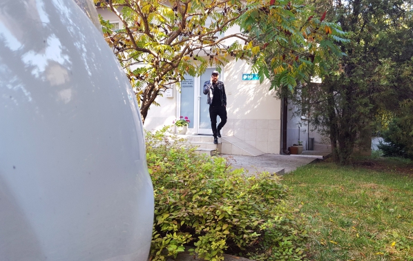 Папарашки удар! Дамян Попов инкогнито пред клиника за присаждане на коса
