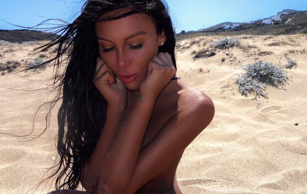 Моника Валериева се пусна в интернет чисто гола от плажа